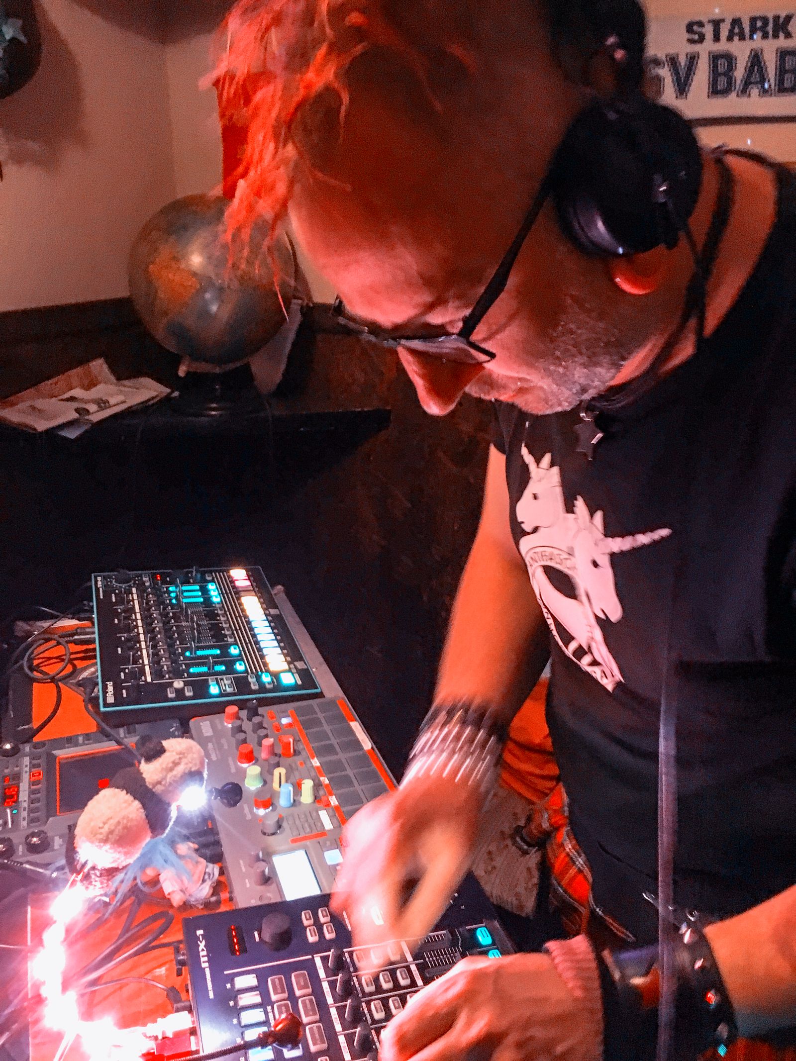 A 1 heure du mat, dans le petit pub typique Est allemand reconstitué, le DJ de Unicorn Partisans